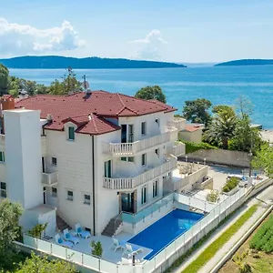 Riva With Swimming Pool Hotel