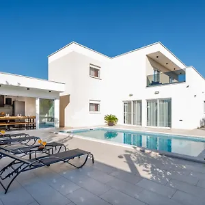  Villa Royal Blue House